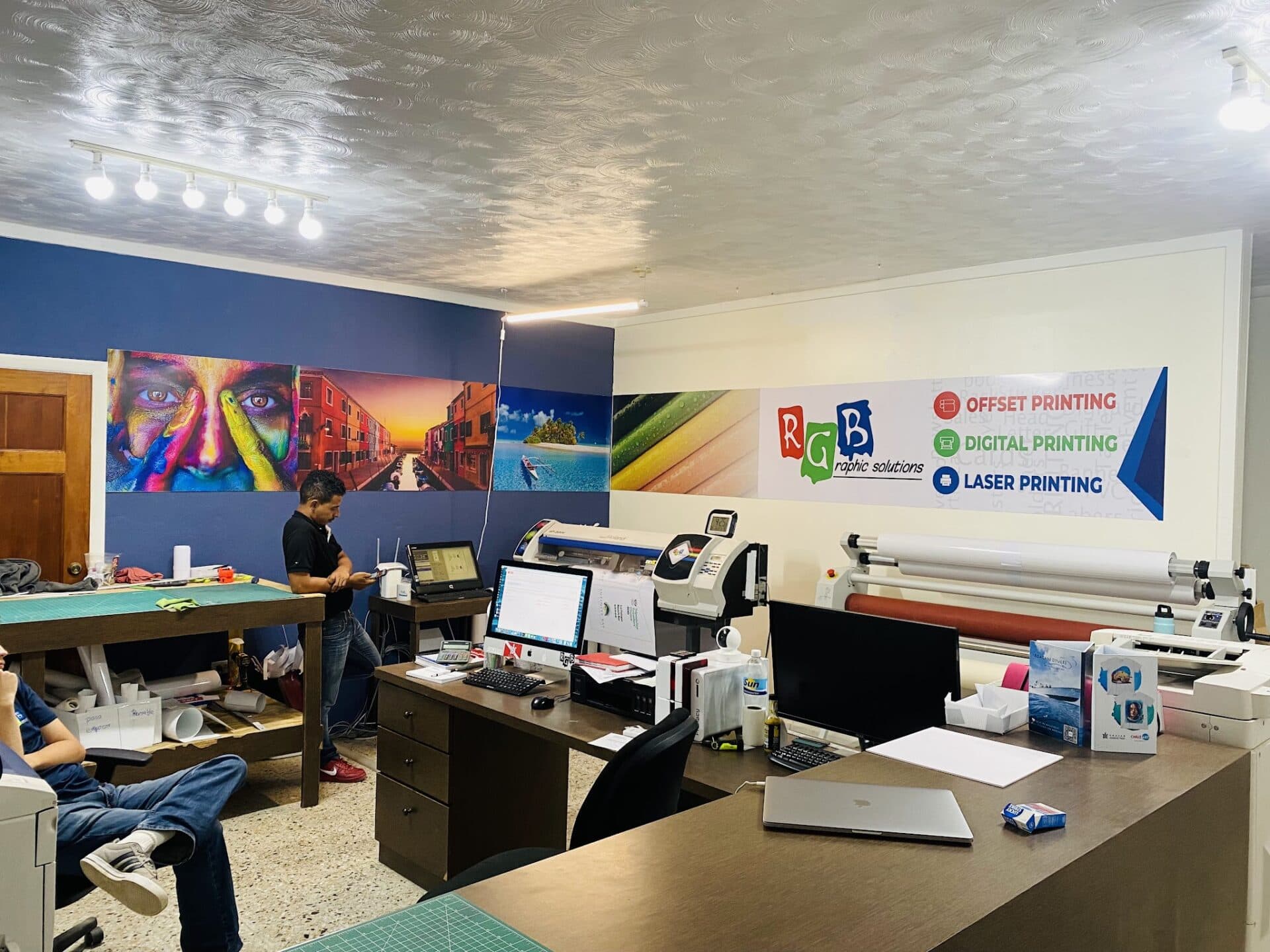 Inside the RGB Prints studio in Roatán